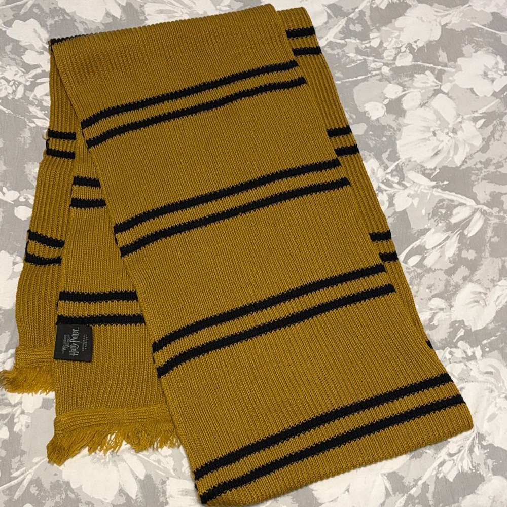 Universal Studios Hufflepuff Scarf